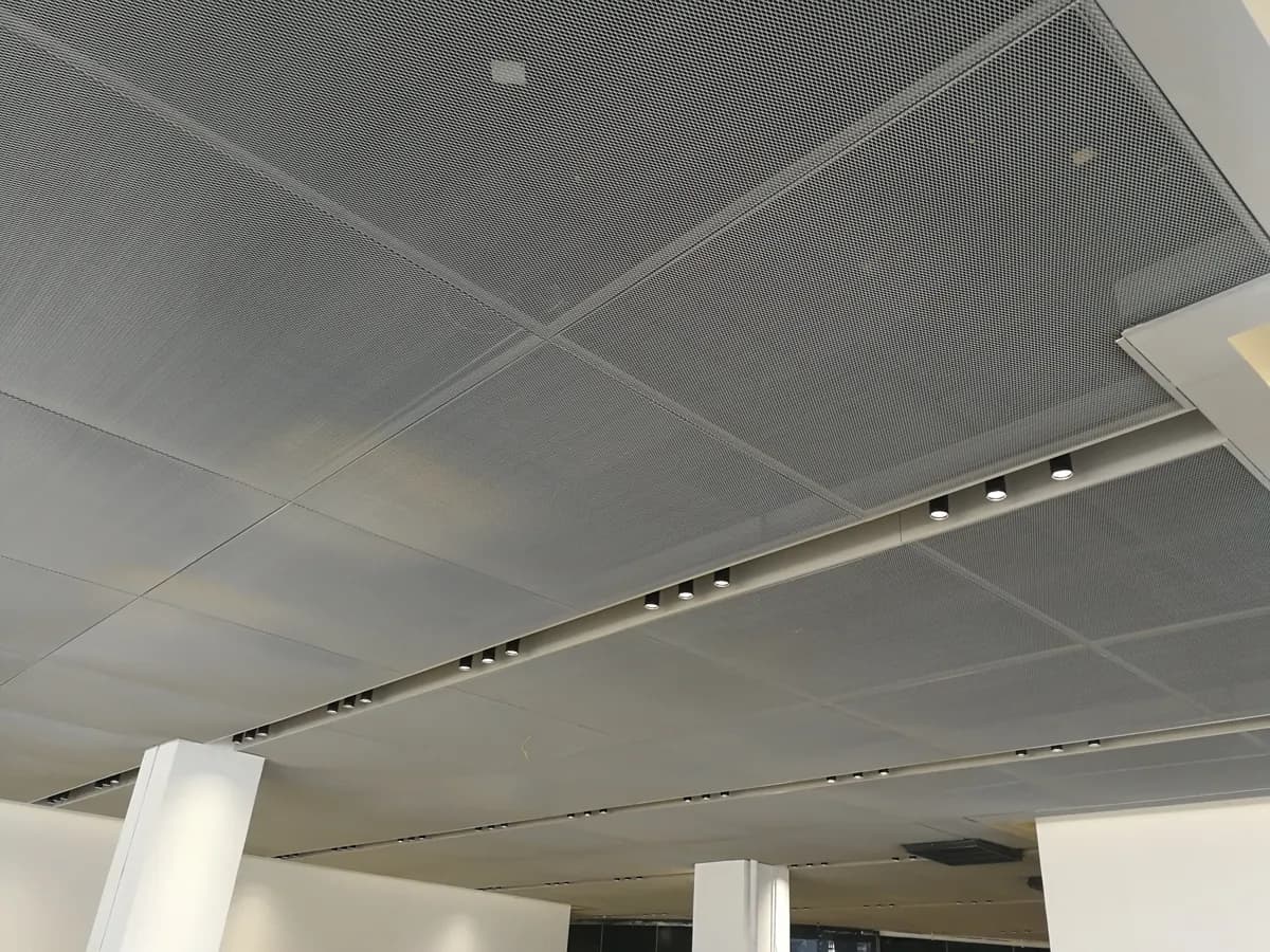 Light-coloured mesh ceiling surface and lighting shown as an application reference