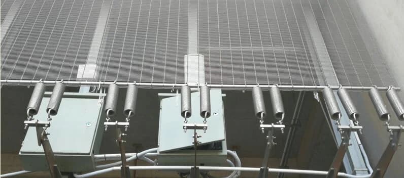 Cable and rod mesh panel ends with supports and spring connections shown as a reference